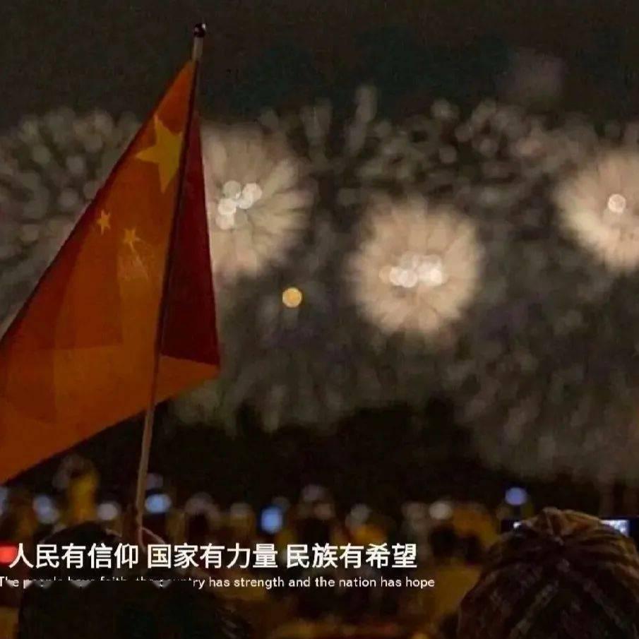 江西安福县：雪地车辆侧滑，交警紧急救援